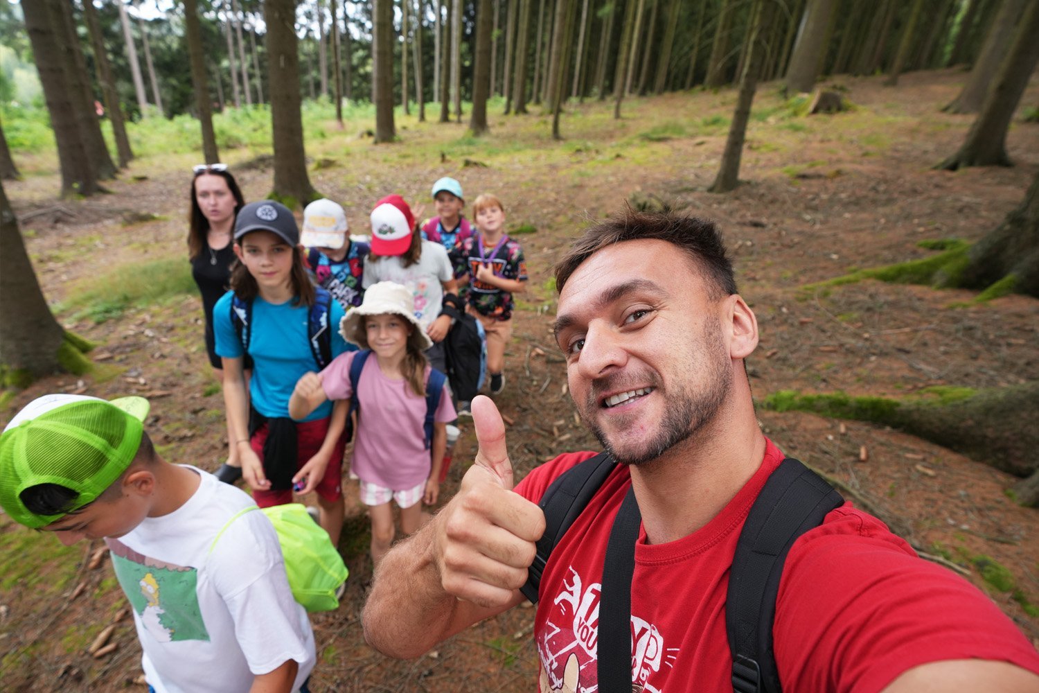 Tary s dětmi na procházce lesem v areálu Tary Campu