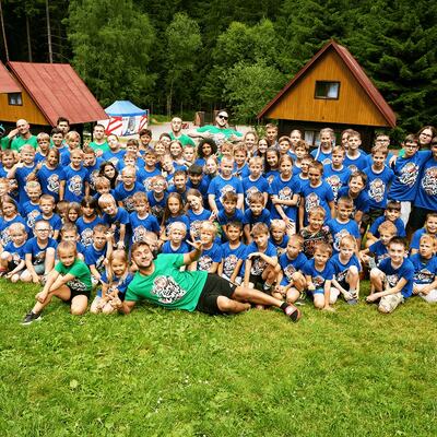 Společná fotografie dětí na Tary Campu