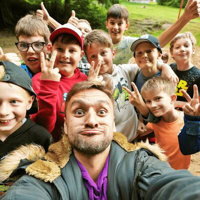 Tary dělá selfie s&nbsp;partou dětí