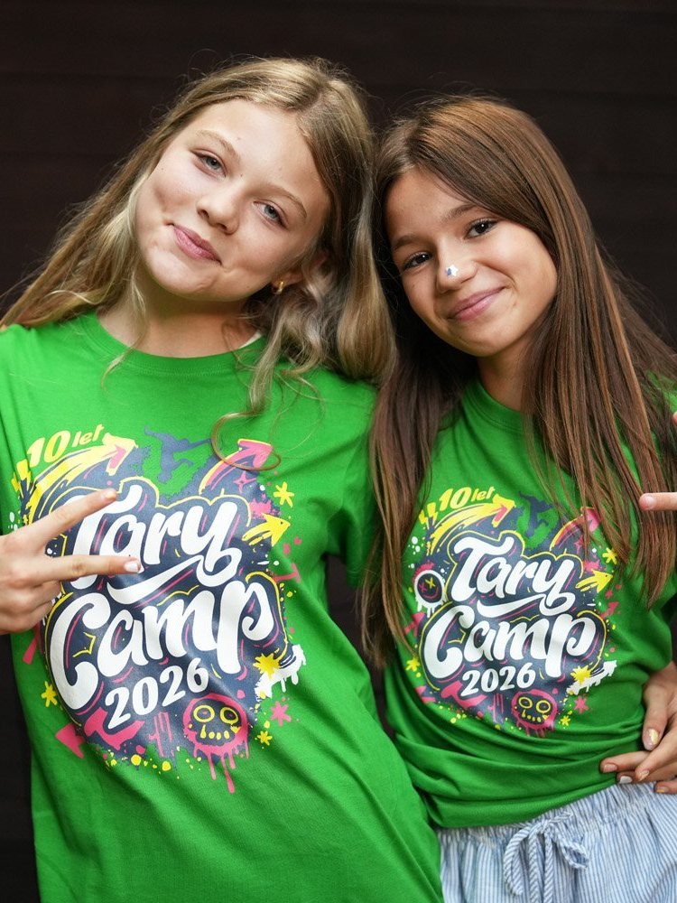 Dvě kamarádky v tričkách Tary Camp se objímají